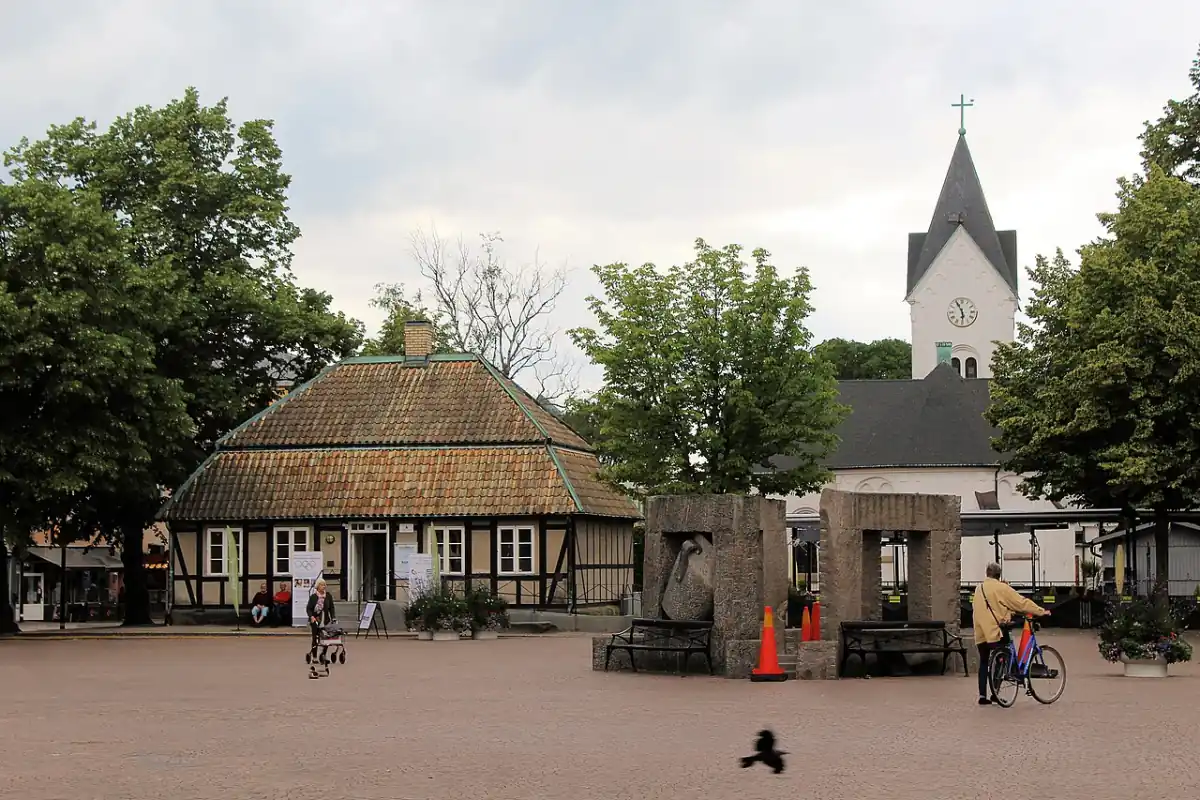 Torg i Ängelholm med korsvirkeshus och kyrktorn