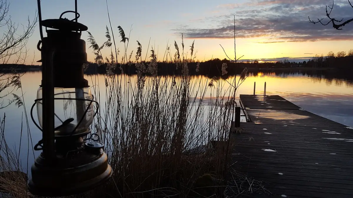 Brygga i Ödeshög vid stilla vatten i solnedgång
