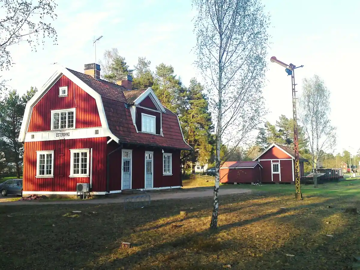 Röda hus i Österbymo med öppen gårdsmiljö