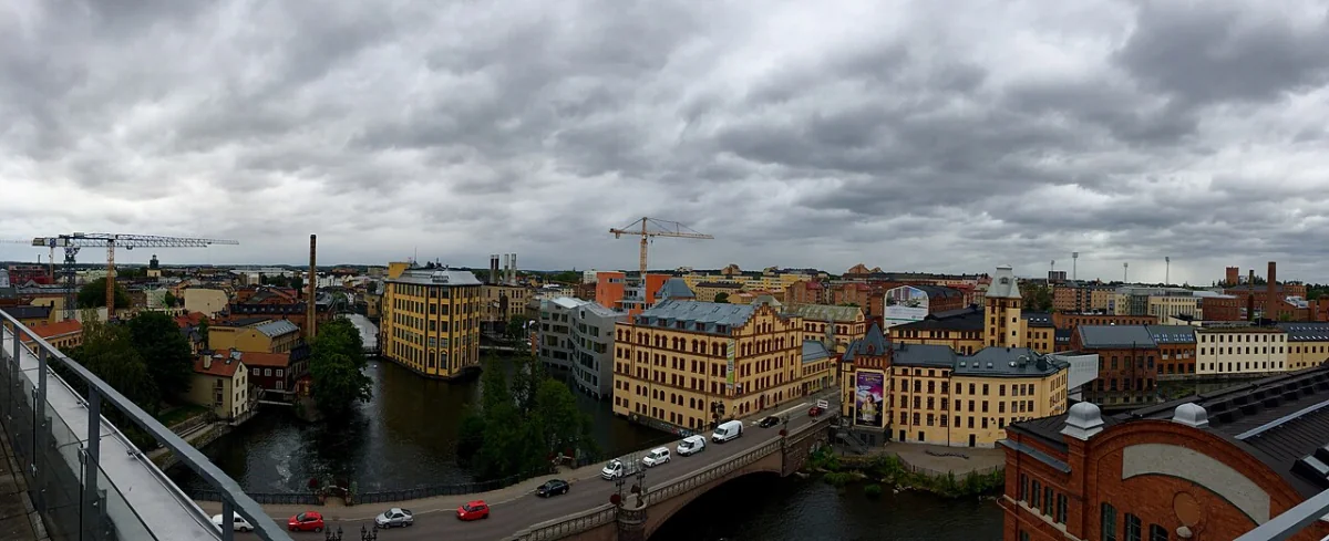 Utsikt över Norrköping med bebyggelse och vatten