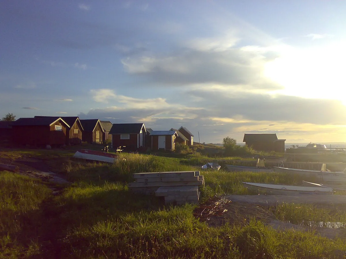 Kustbebyggelse på Hasslö i varmt kvällsljus