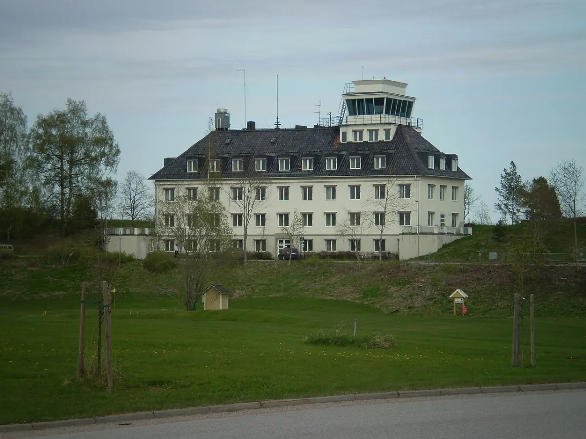 Större byggnad på Hasslö med öppet grönområde