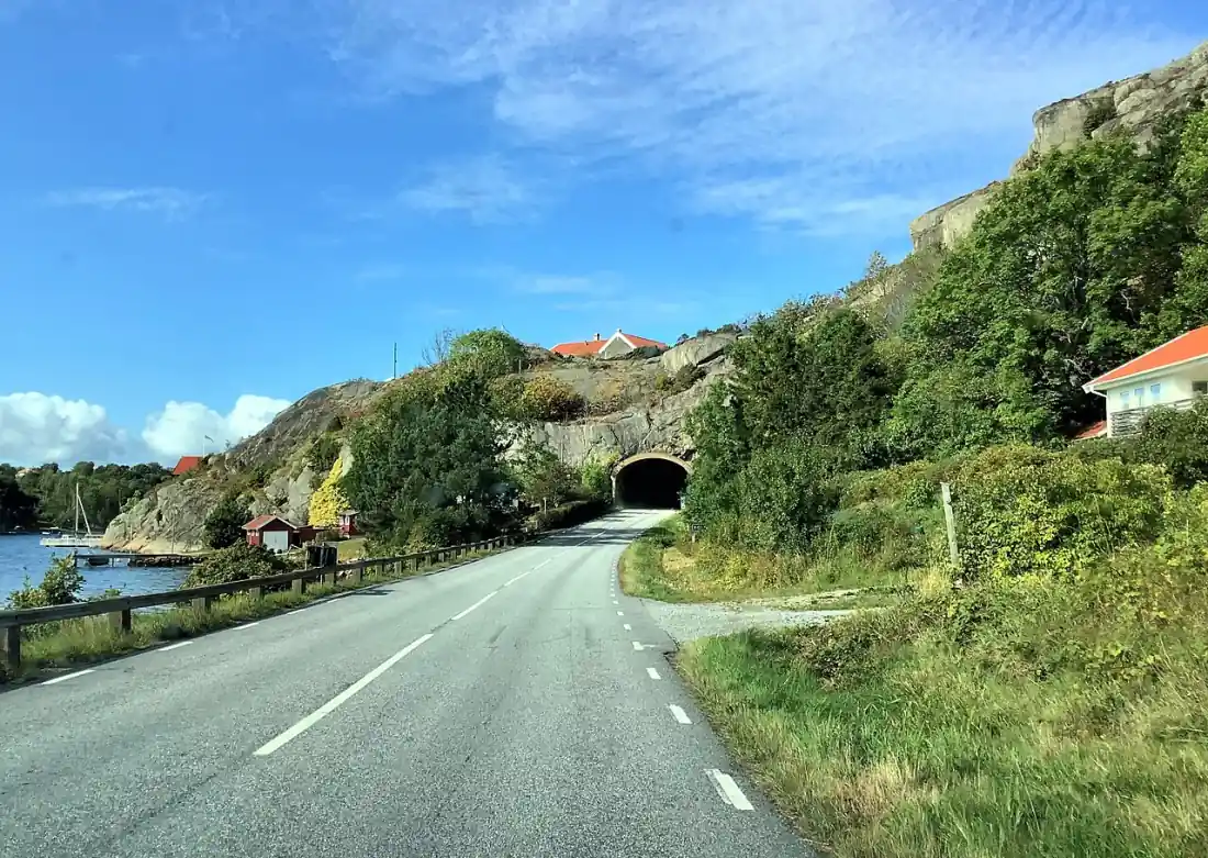 Kustväg på Orust med bergstunnel och havsnära läge