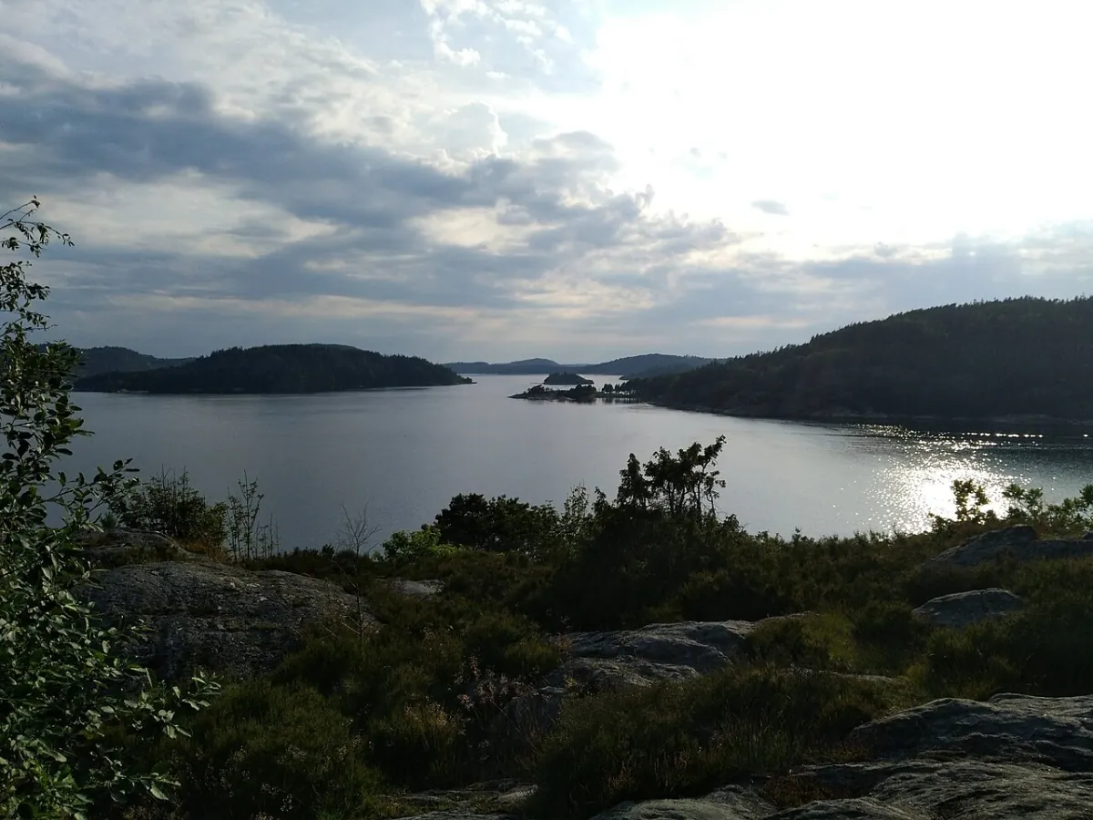 Vik på Orust med klippor och utsikt över hav