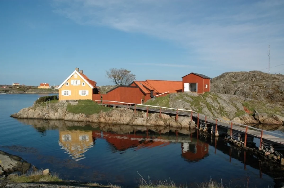 Skärgårdshus på Tjörn vid klippor och vatten
