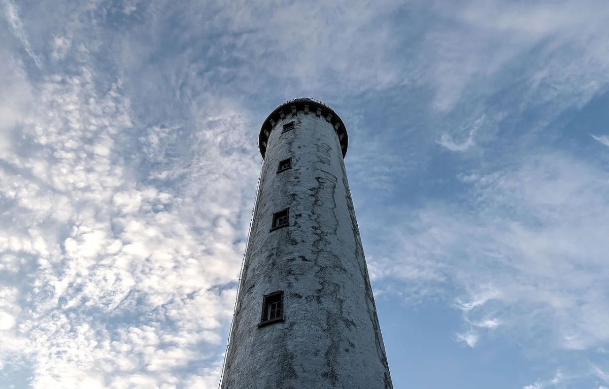 Fyr på Öland sedd underifrån mot himlen