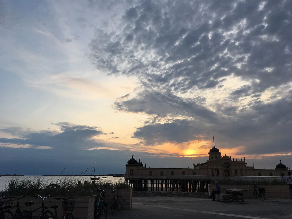 Fästning i Varberg vid havet i solnedgång