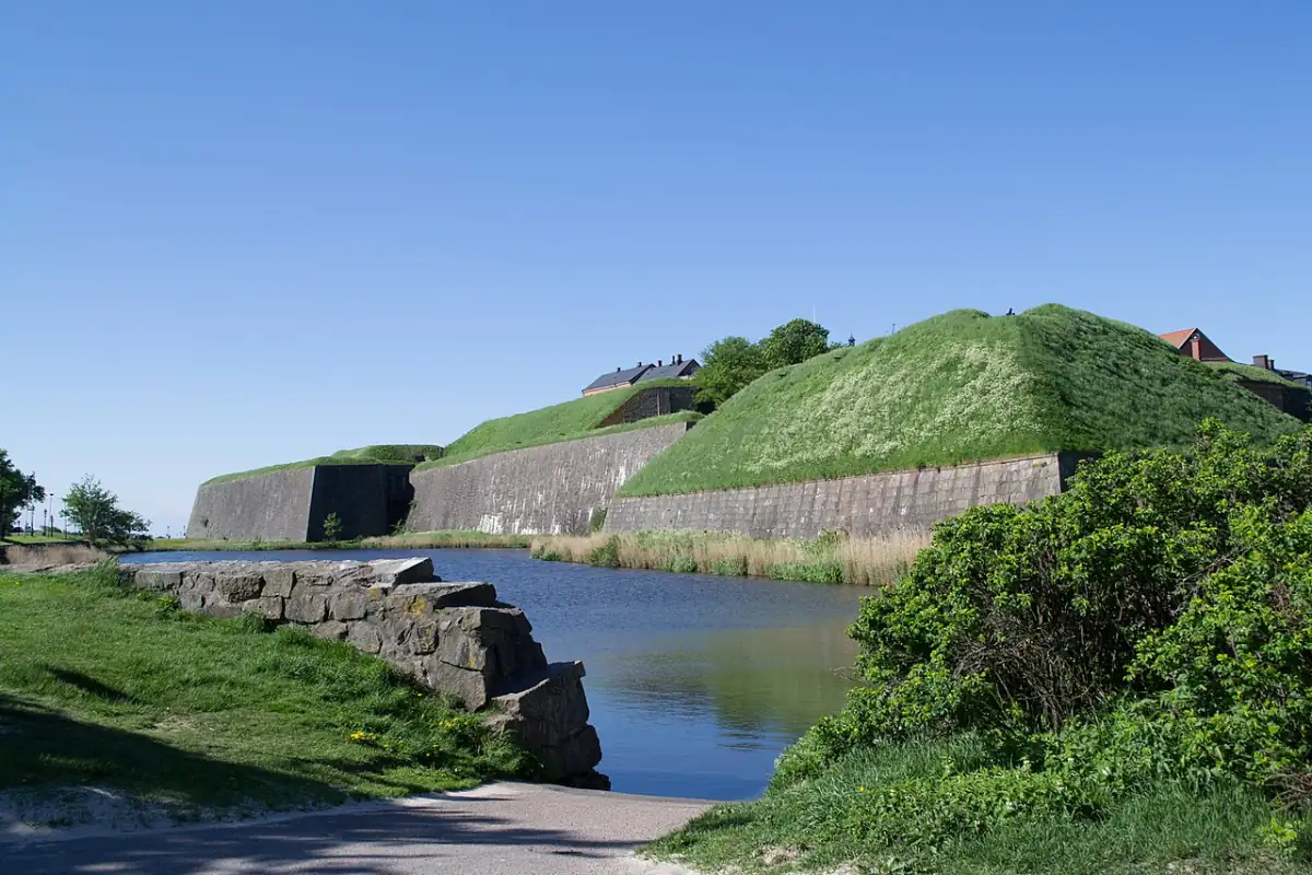 Vallgrav och gräsvallar vid fästningen i Varberg
