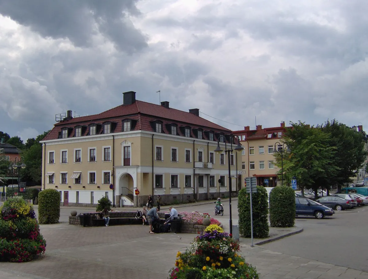 Torgmiljö i Alvesta med större byggnad och planteringar