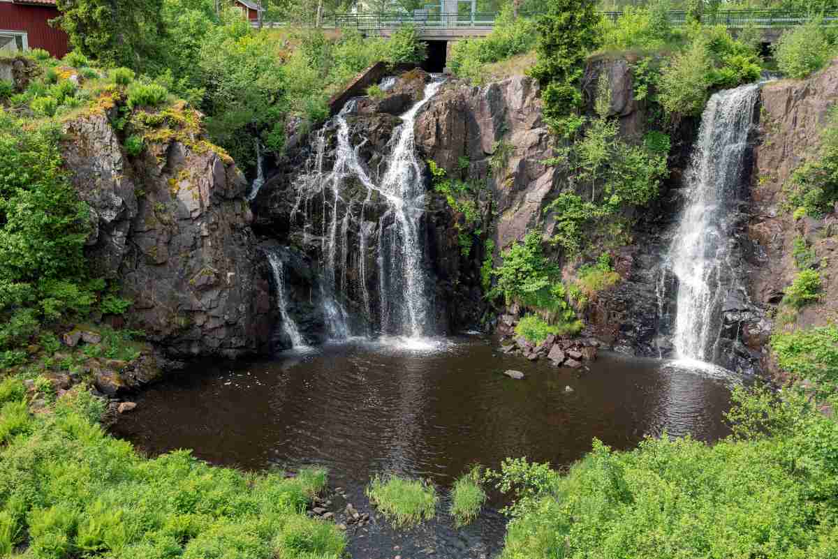 Vattenfall vid Stalpet i Aneby omgivet av grönska och klippor