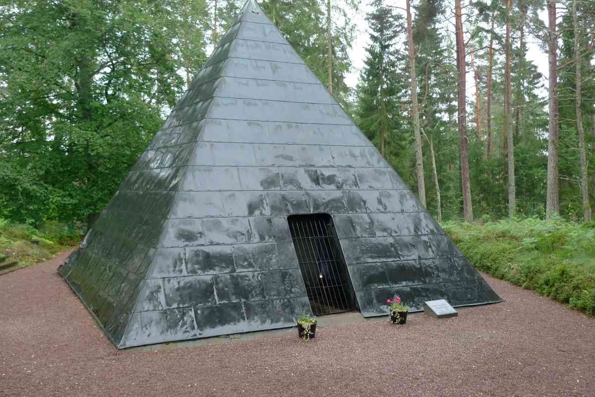 Stierngranatsgraven i Aneby omgiven av skog och natur