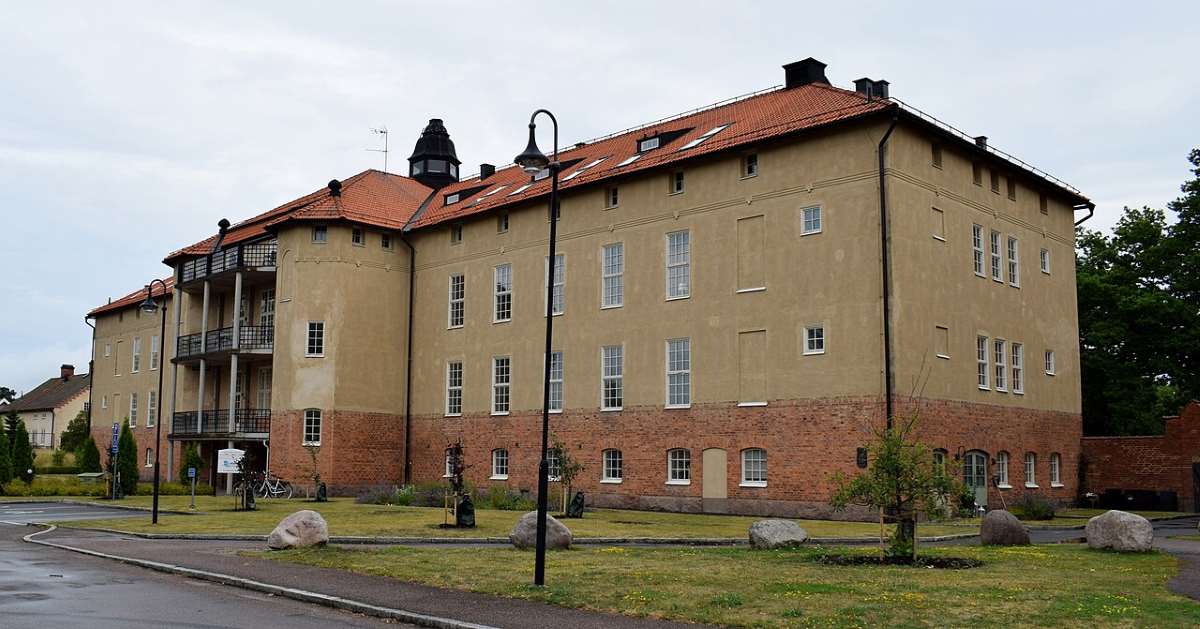 Historisk byggnad i Eksjö med klassisk arkitektur och lugn stadsmiljö