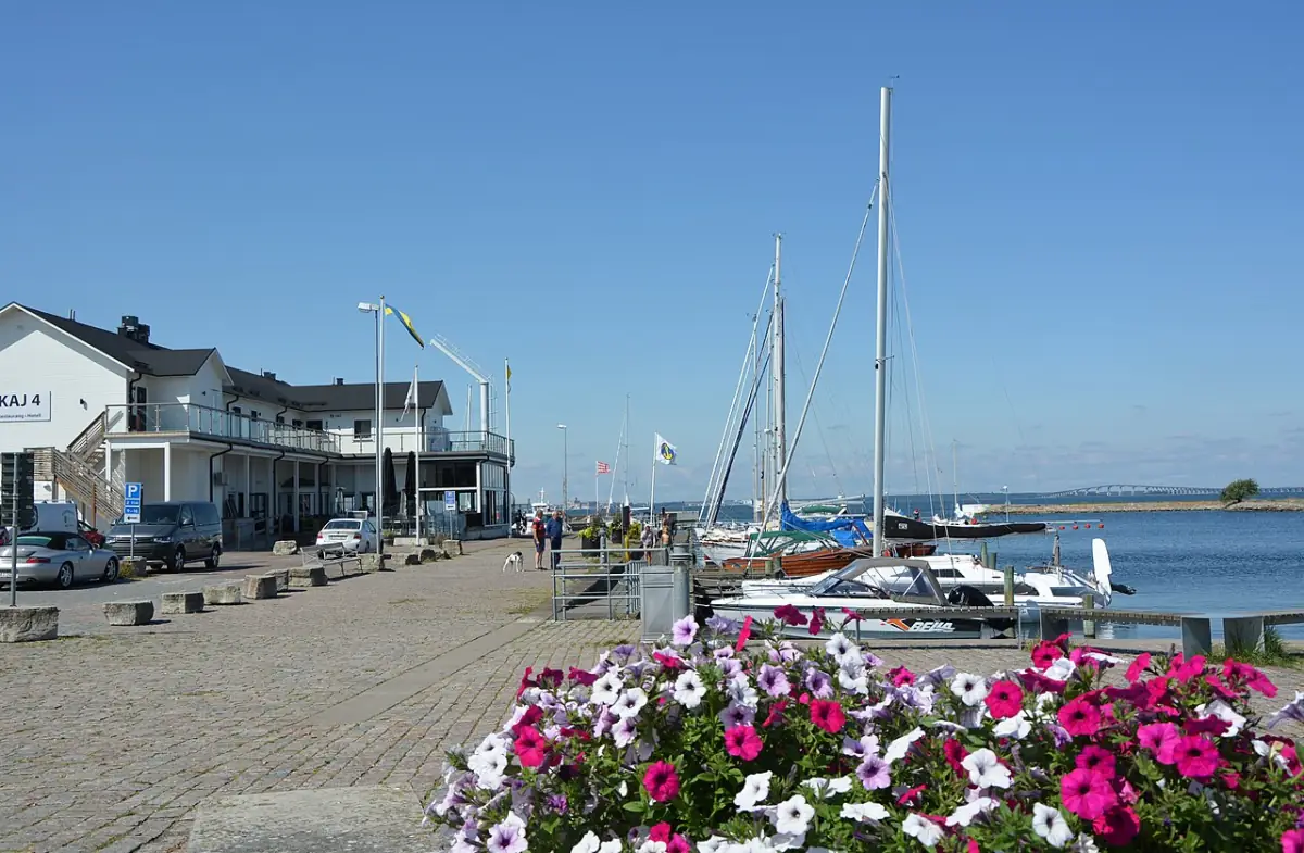 Småhamn i Färjestaden med båtar och blomster