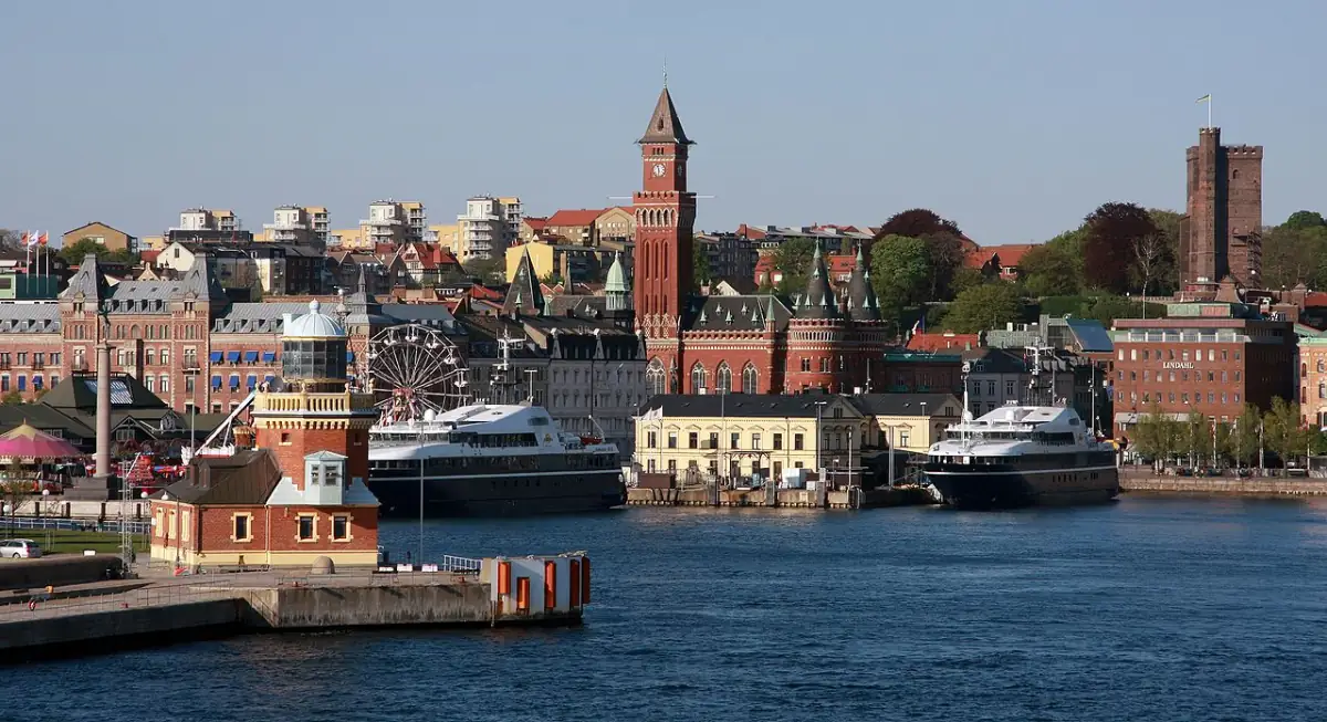 Hamninlopp i Helsingborg med stadssiluett och torn