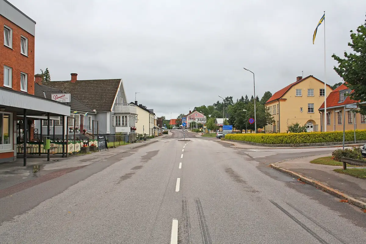 Huvudgata i Jämshög med låg bebyggelse