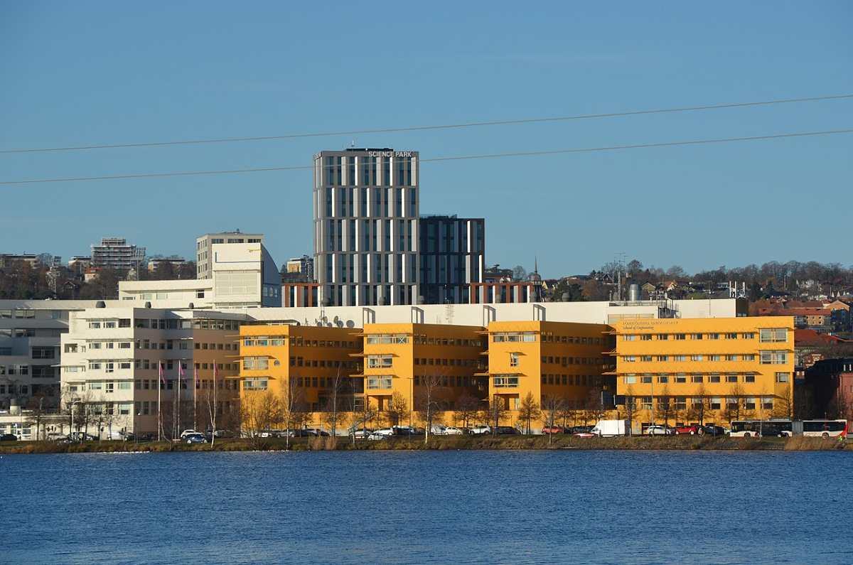 Munksjön och Science Park i Jönköping med moderna byggnader vid vattnet