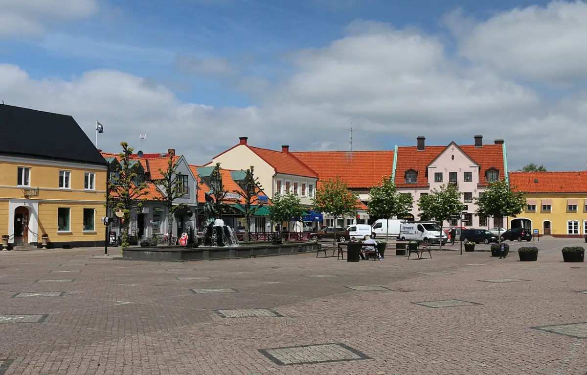 Torg i Laholm med färgglada fasader och öppna ytor