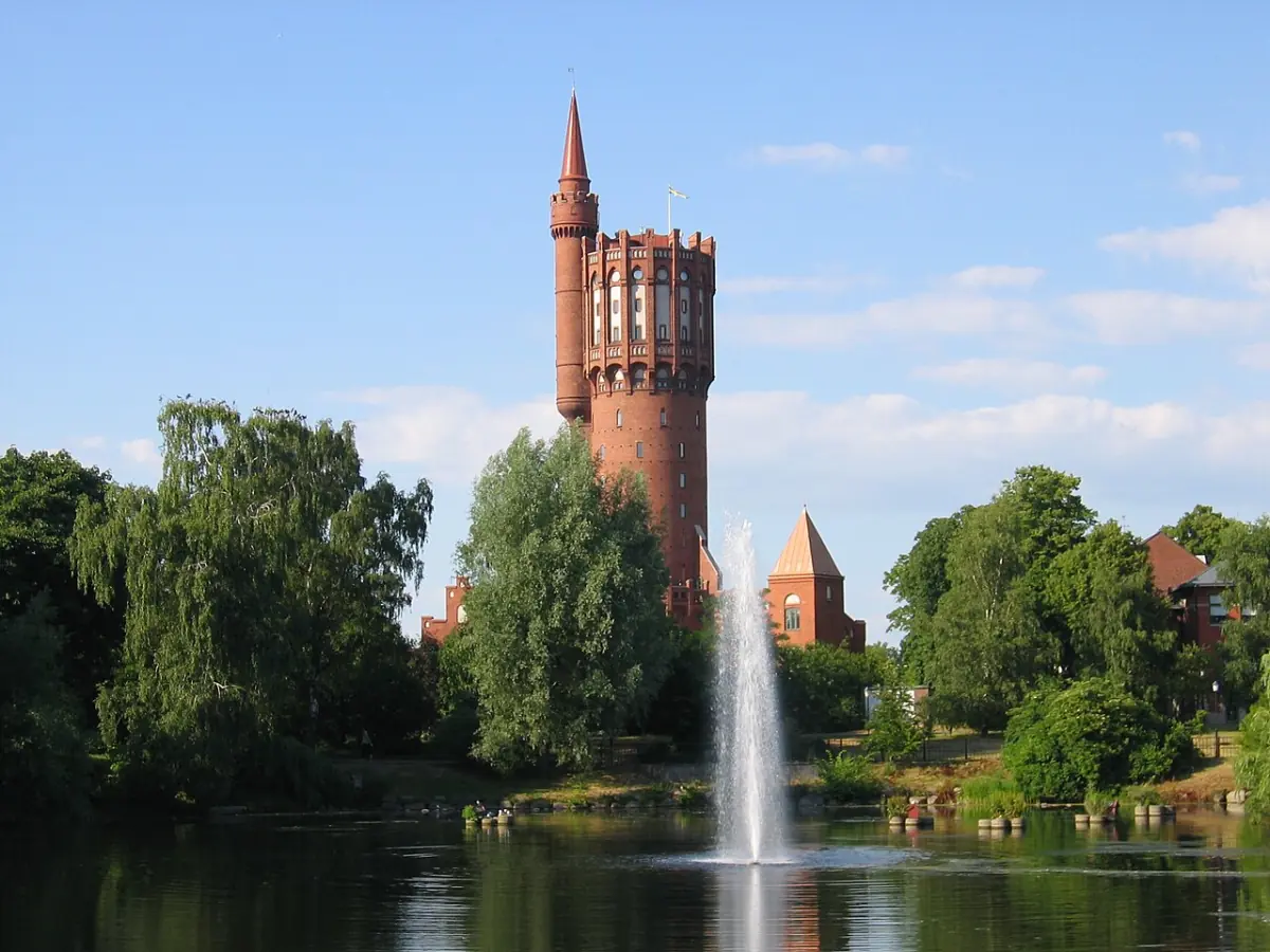 Torn och fontän i Landskrona vid vatten