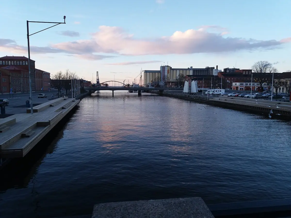 Vattenstråk i Lidköping med broar och kaj