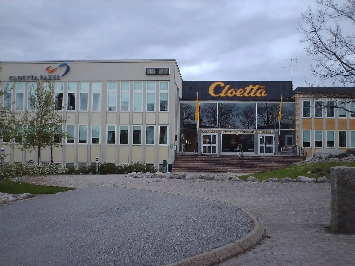 Fabrik i Ljungsbro med Cloettafasad och entré
