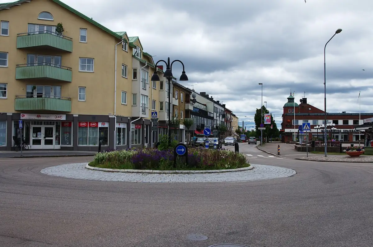 Rondell i Markaryd med flerbostadshus och centrumgata