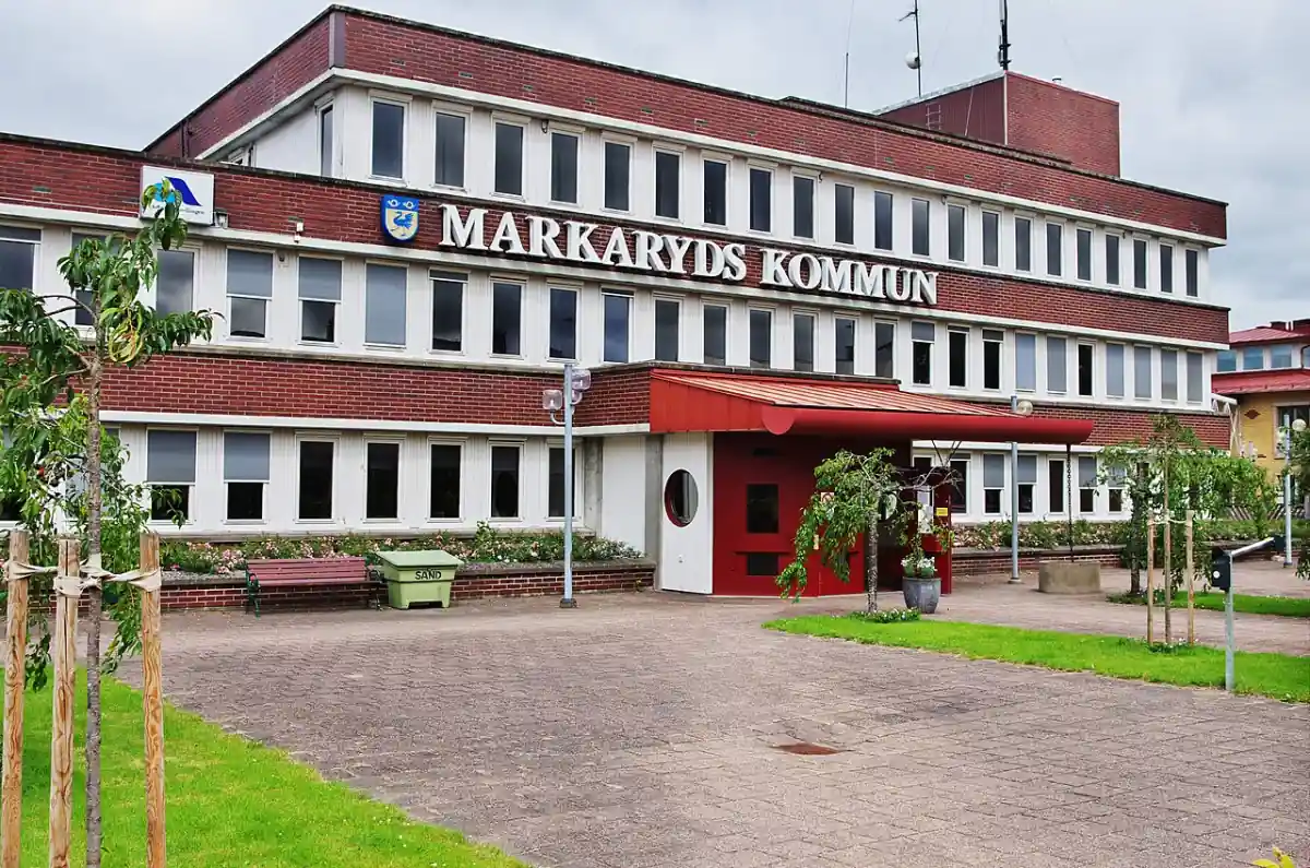 Kommunhus i Markaryd med entré och parkering