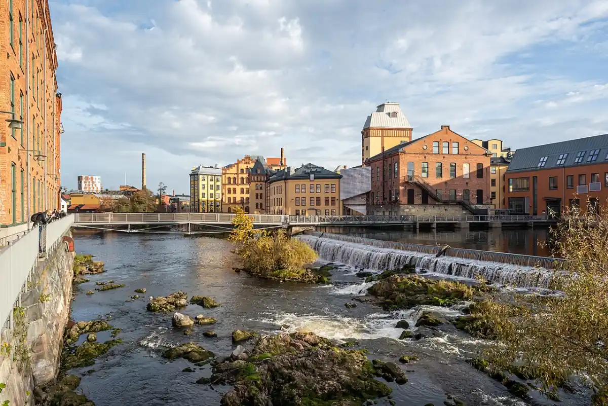 Vattenstråk i Motala med industrikvarter och fall