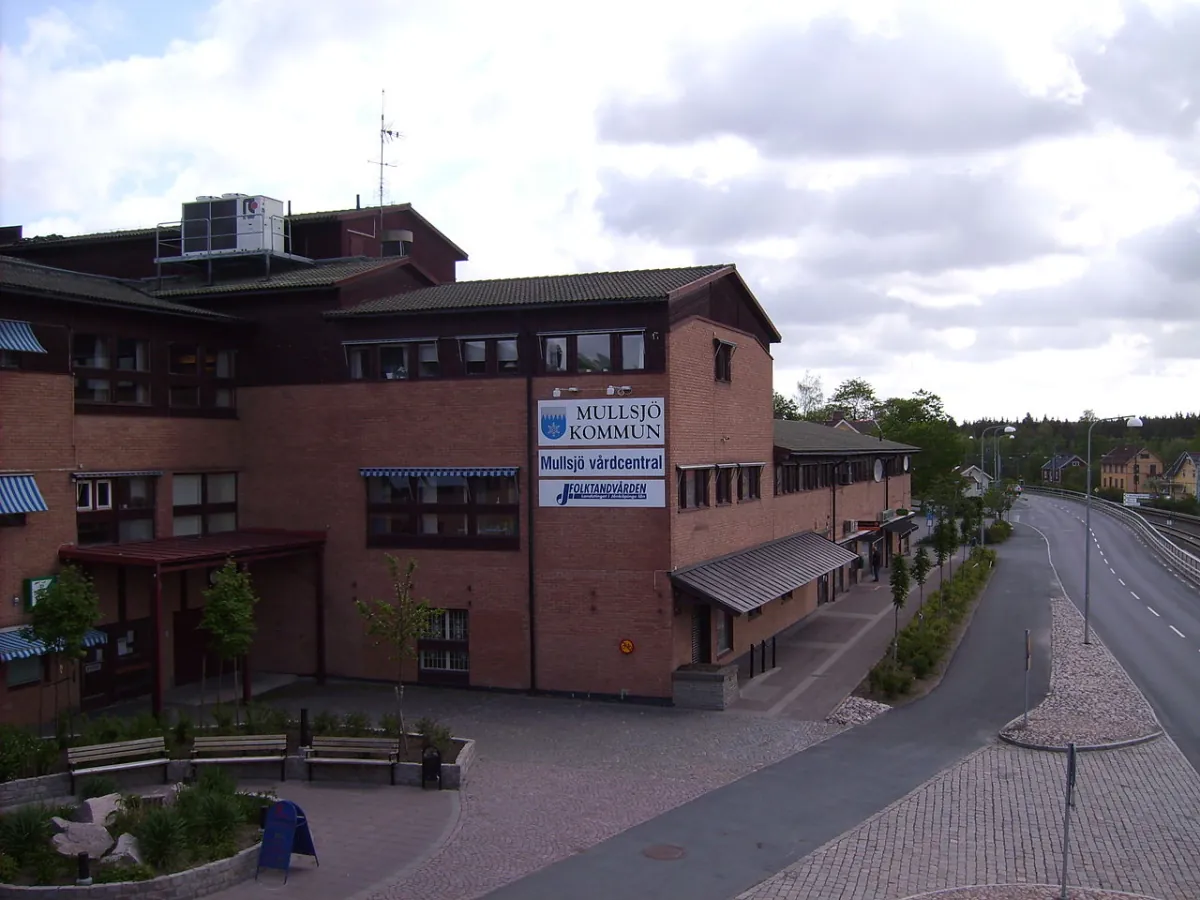 Större byggnad i Mullsjö vid centrumgata
