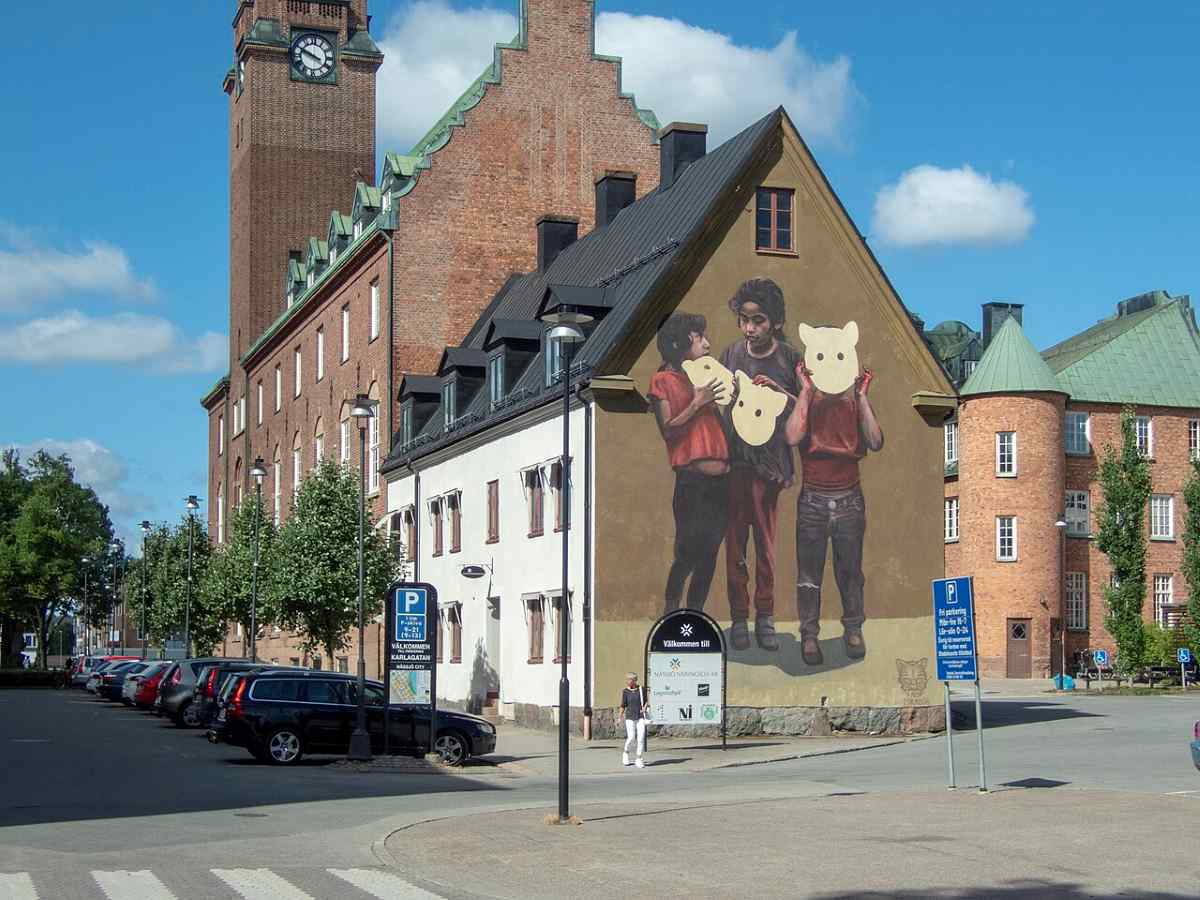 Väggmålning i centrala Nässjö med stadshuset i bakgrunden