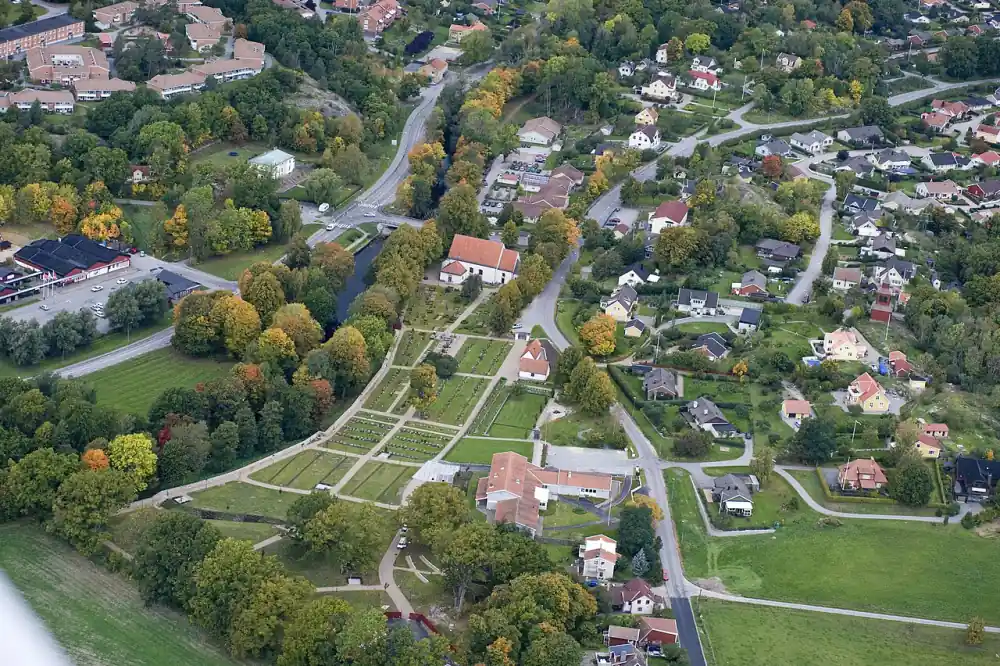 Flygvy över Nättraby med bostadsområde och vägar