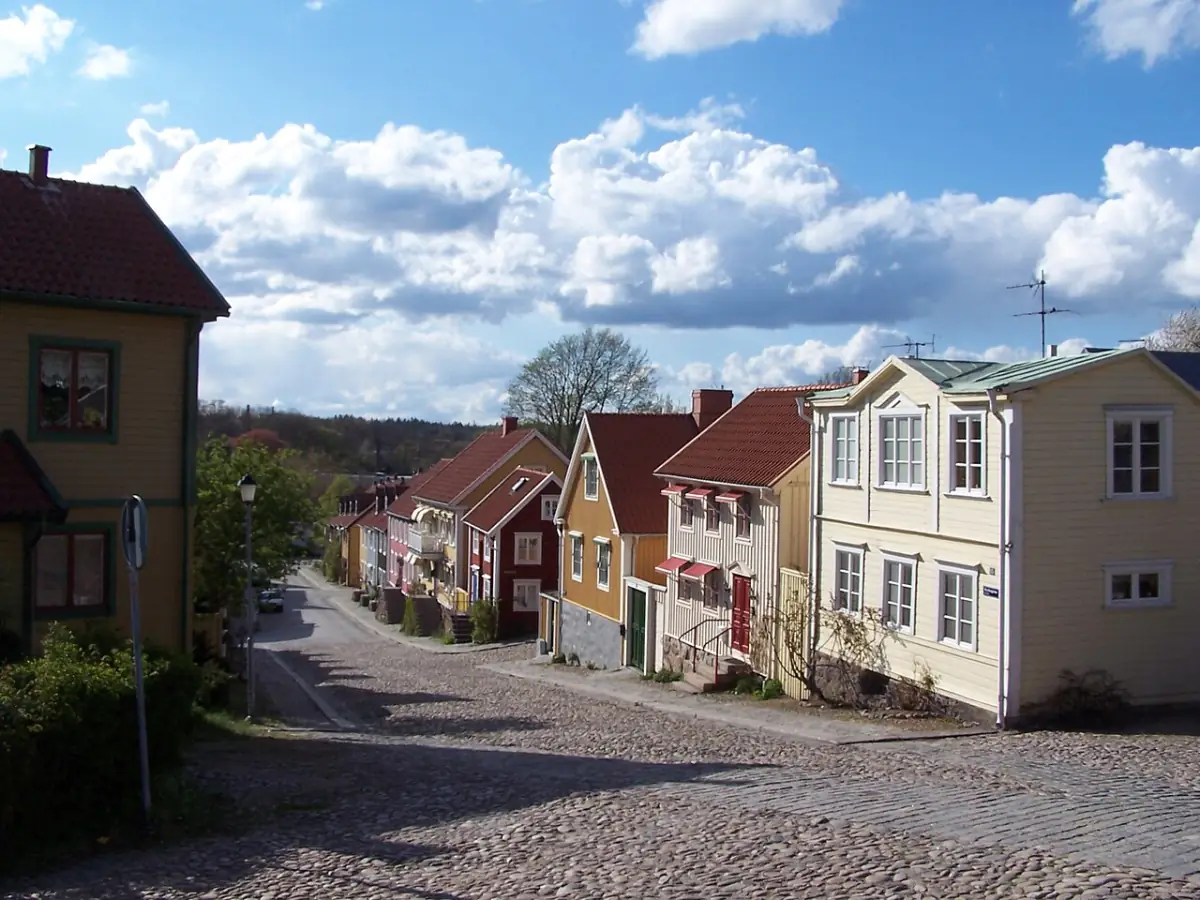 Kullerstensgata i Ronneby med färgglada bostadshus