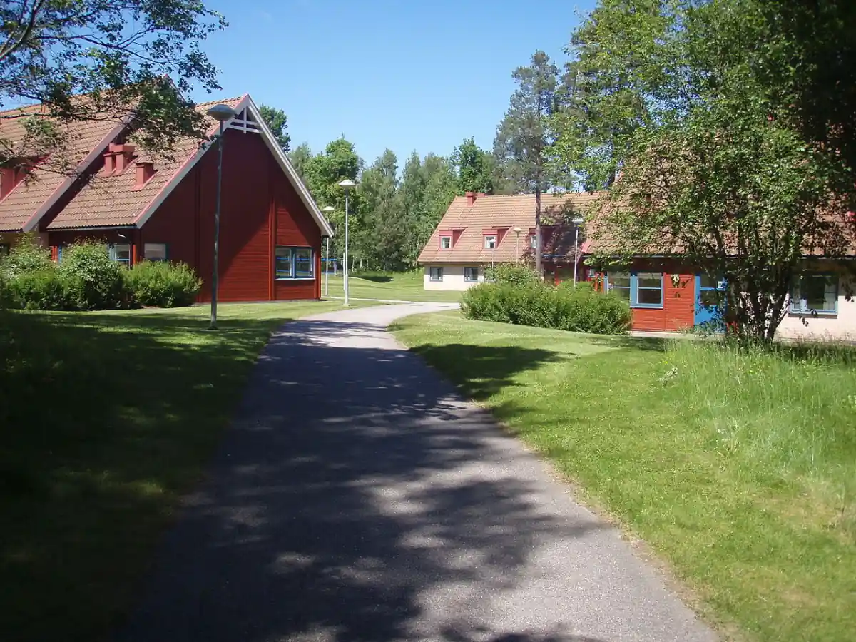 Gångväg i Svenljunga med röda hus och gräsmattor