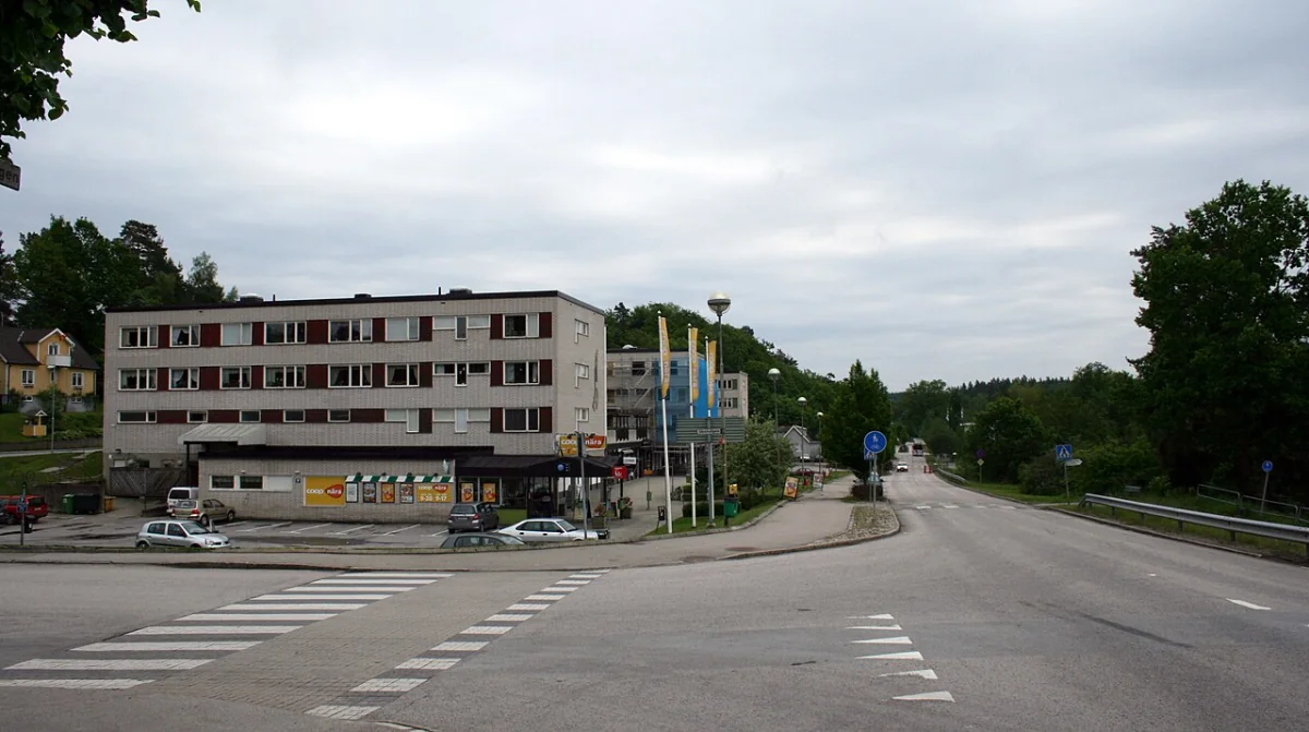 Gatumiljö i Svängsta med byggnader och vägkorsning