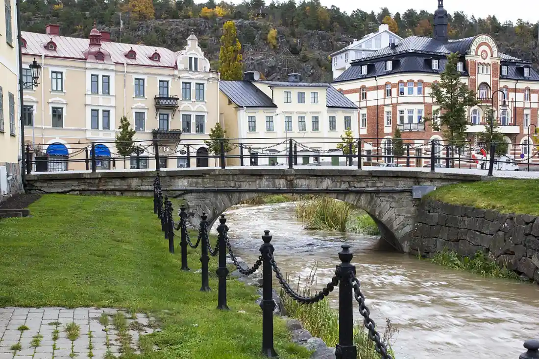 Bro och åmiljö i Söderköping med äldre hus