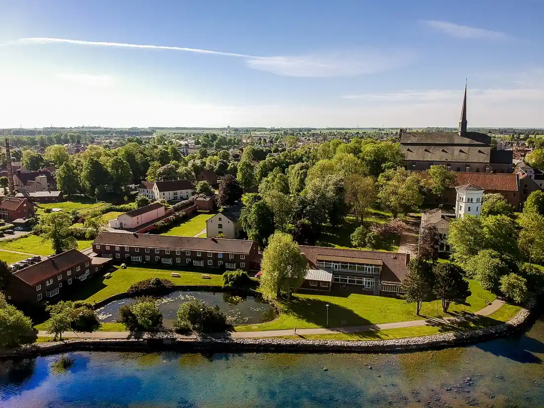 Flygvy över Vadstena med historiska byggnader och vatten