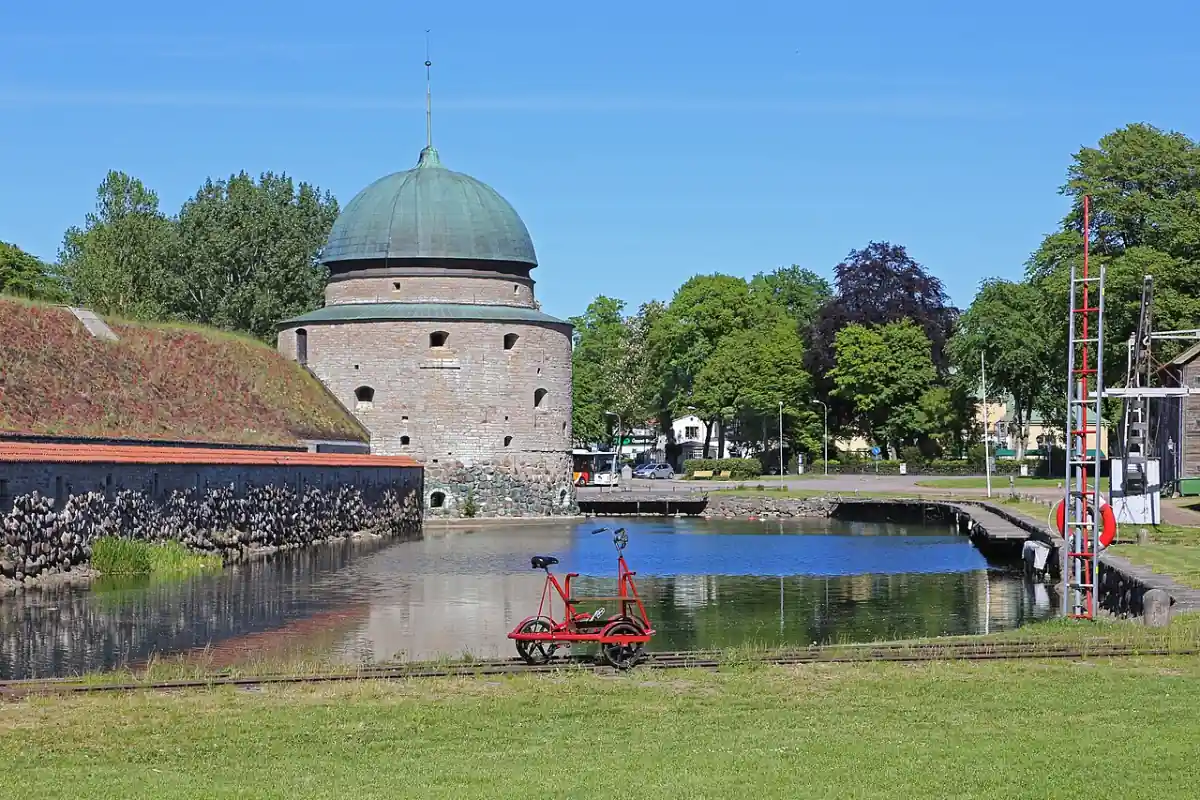 Runt torn i Vadstena med vallgrav och grönska