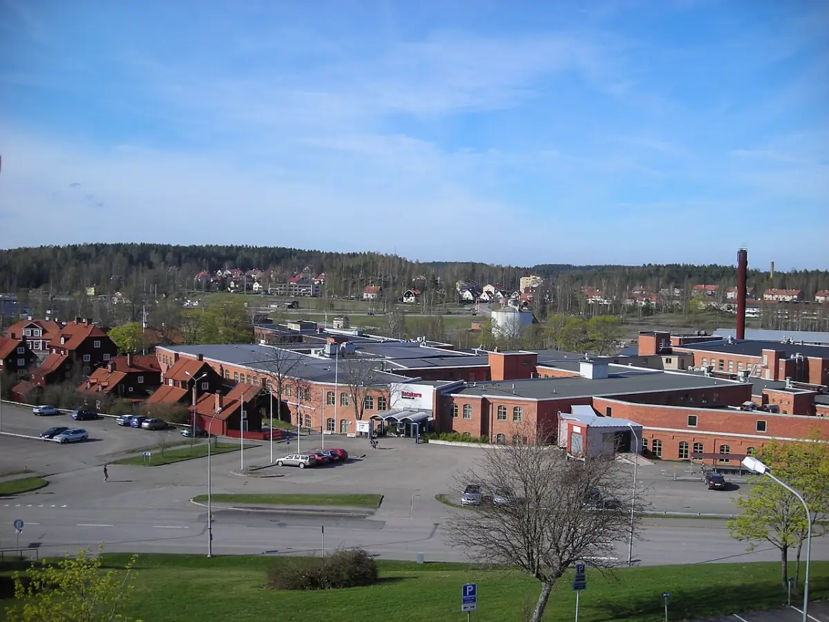 Översikt över Åtvidaberg med bebyggelse och industrimiljö