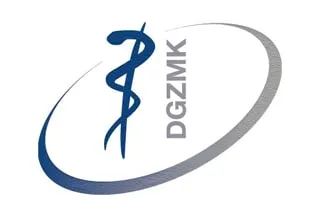 Logo der DGZMK – Deutsche Gesellschaft für Zahn-, Mund- und Kieferheilkunde, eine wissenschaftliche Organisation mit über 22.000 Mitgliedern, die die Entwicklung zahnmedizinischer Standards in Deutschland koordiniert. 