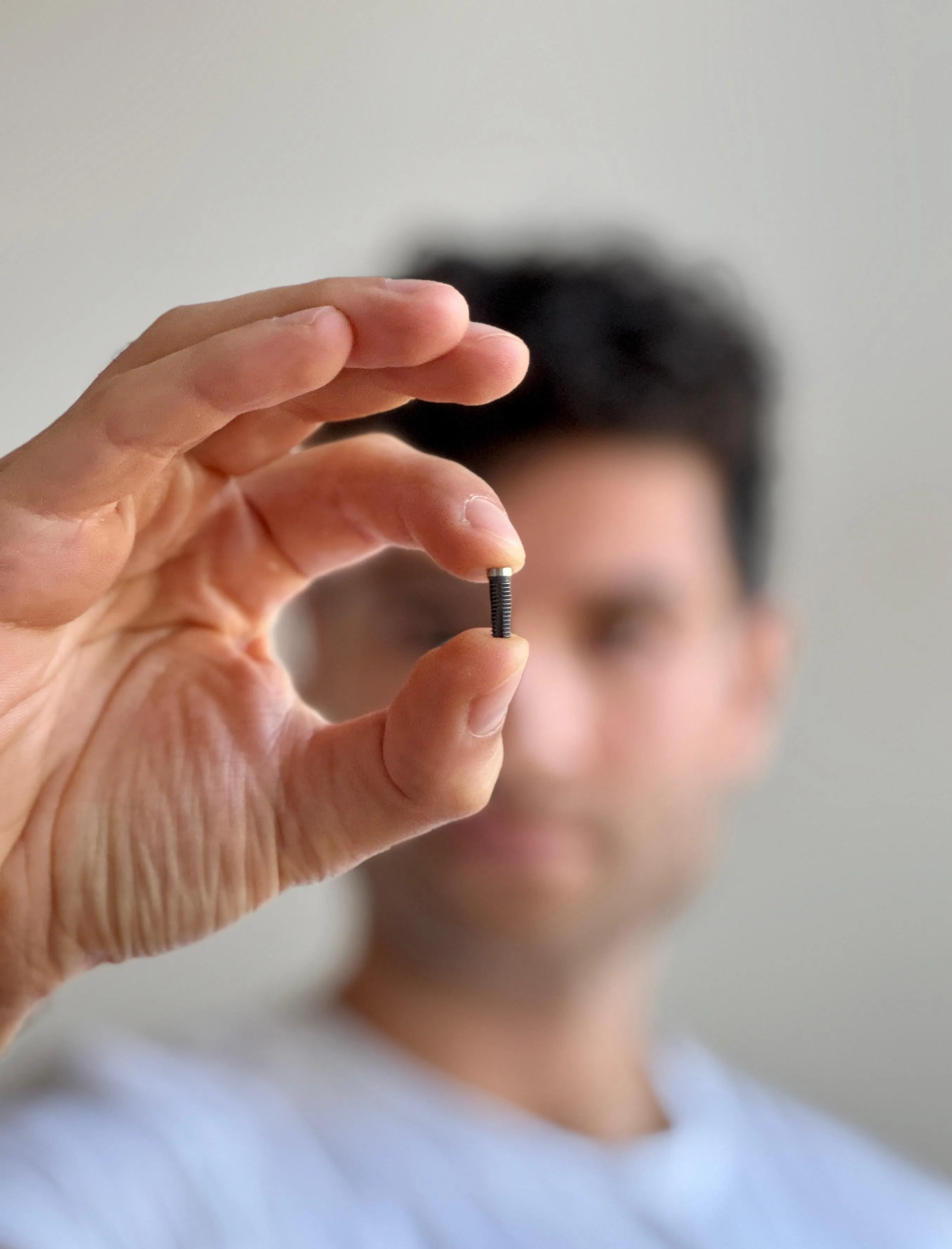 Schematische Darstellung eines Zahnimplantats mit Implantatkörper