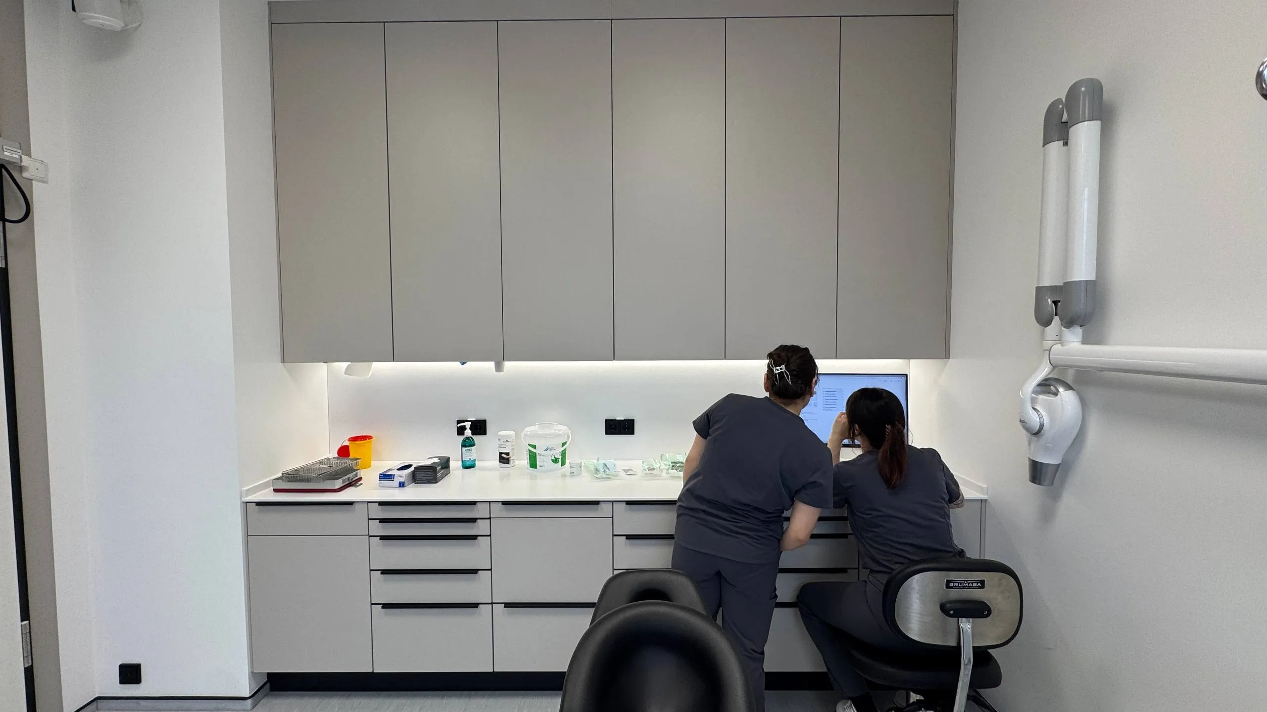 Kieferorthopädie für Erwachsene in der Zahnklinik Pinnau – Komfort und Patientenzufriedenheit