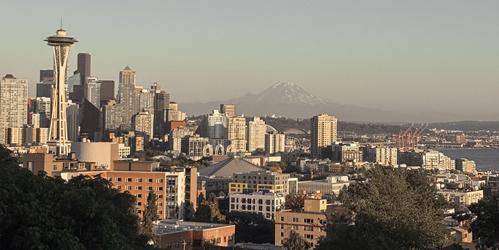 Skyline von Seattle mit Berg im Hintergrund.