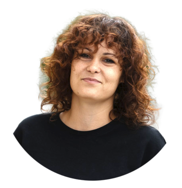 Frau mit Locken und schwarzem Shirt.