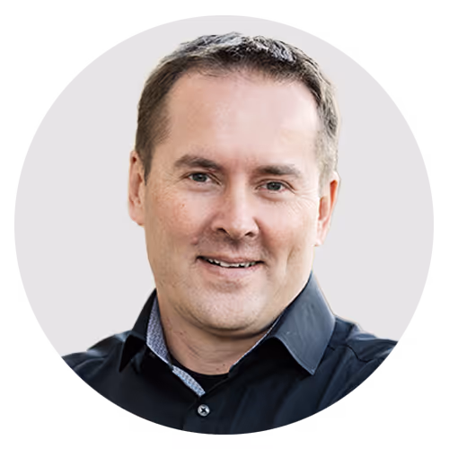 Mann mit schwarzem Hemd.