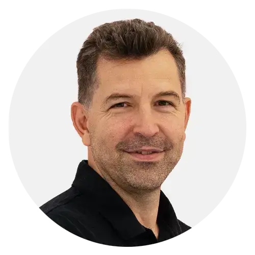 Mann mit schwarzem Hemd.