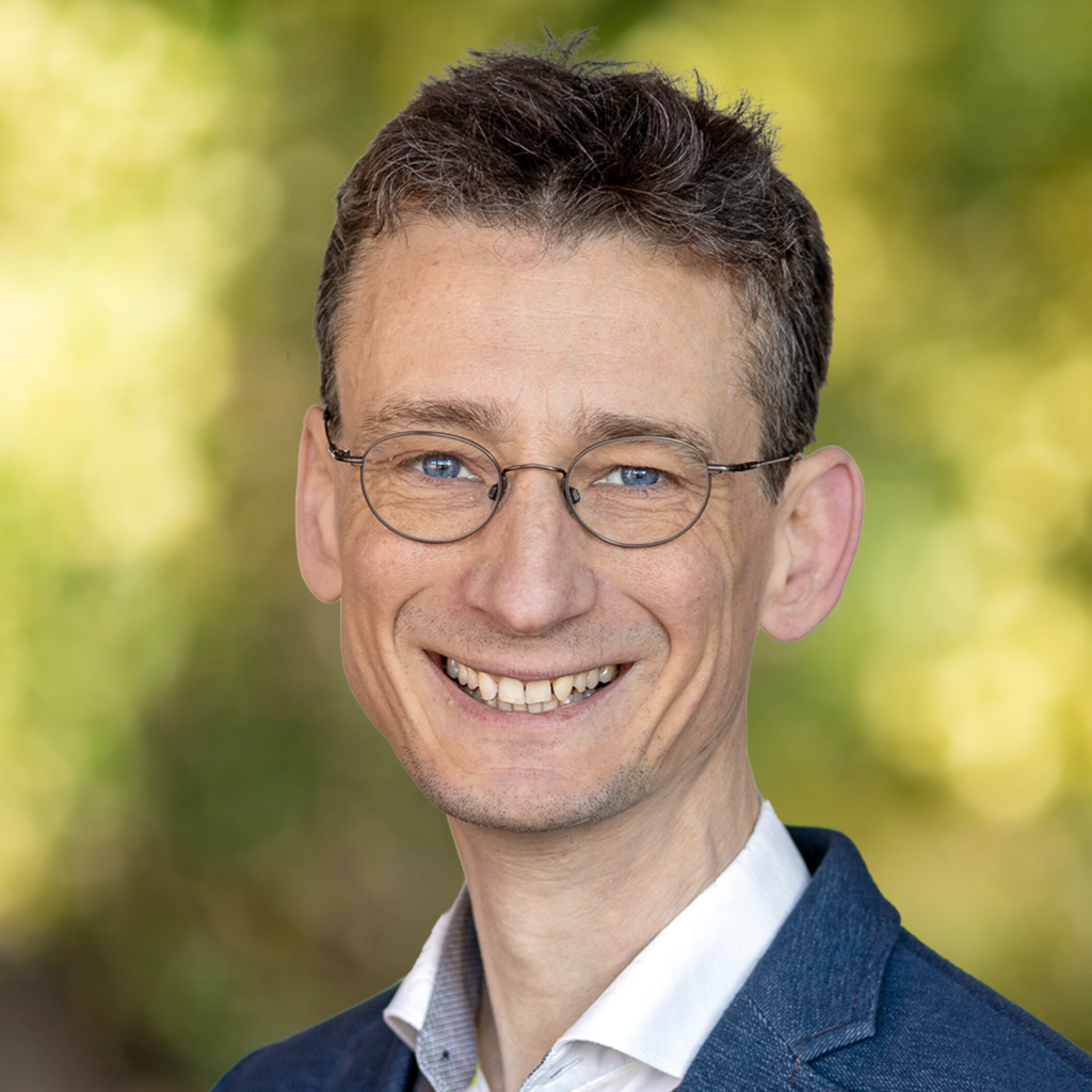 Mann mit Brille und kurzen Haaren.