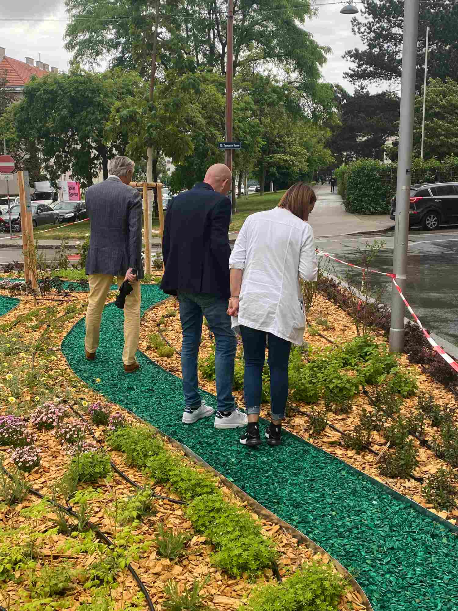 Menschen begutachten Arzneigarten