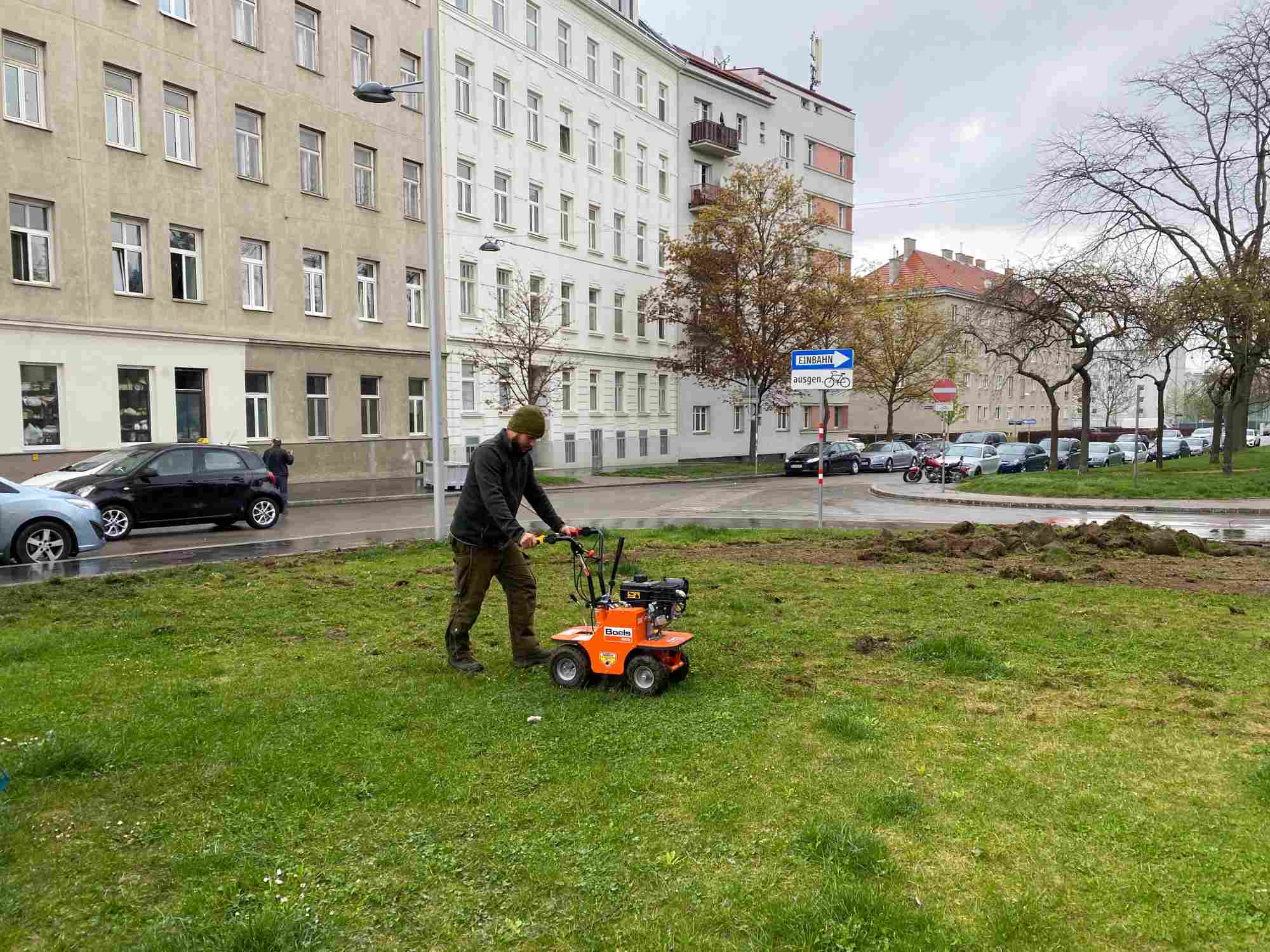 Arzneigarten Boden vorbereiten und Rasen mähen