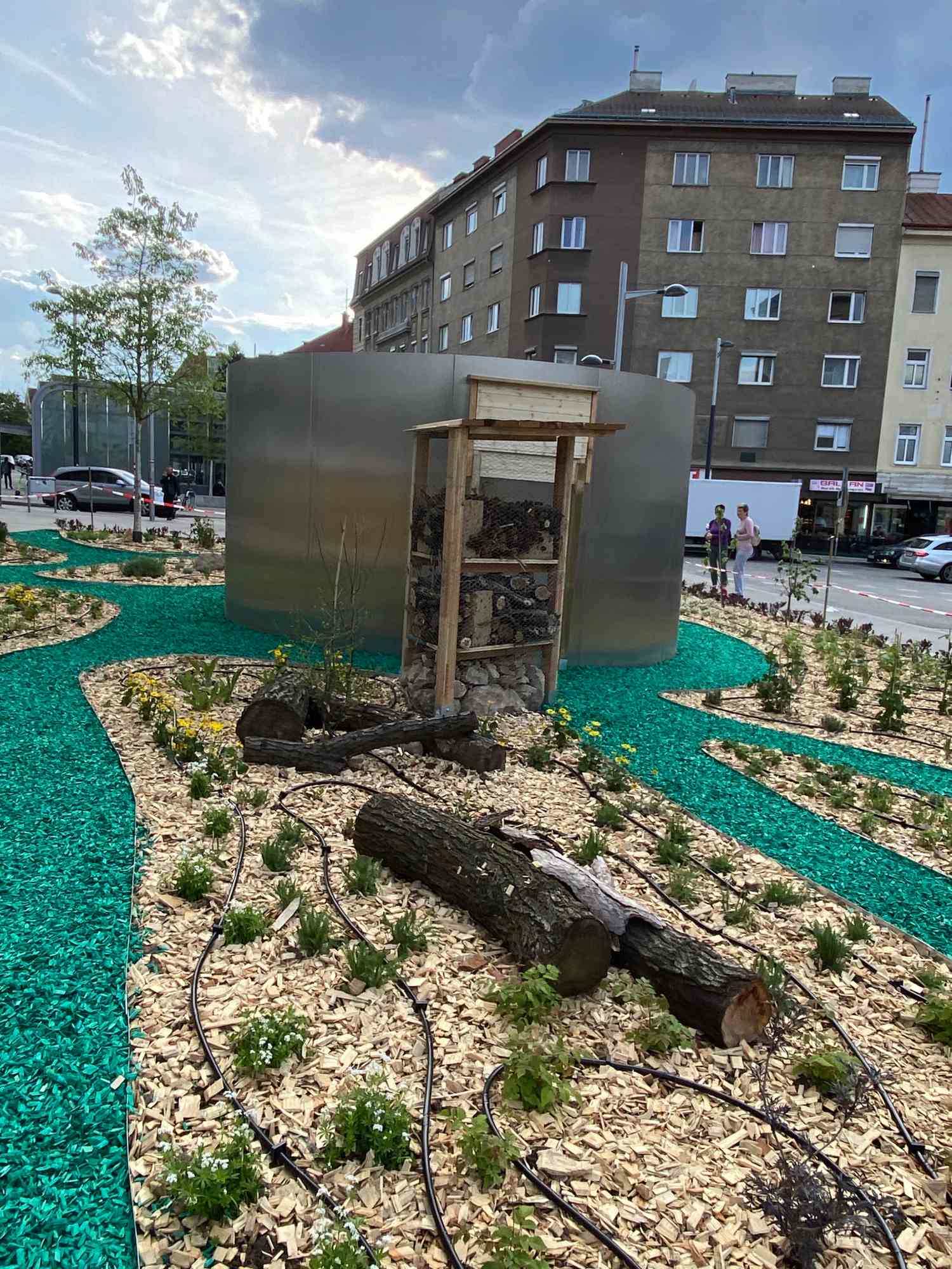 Arzneigarten Blick auf Fledermausnistkasten