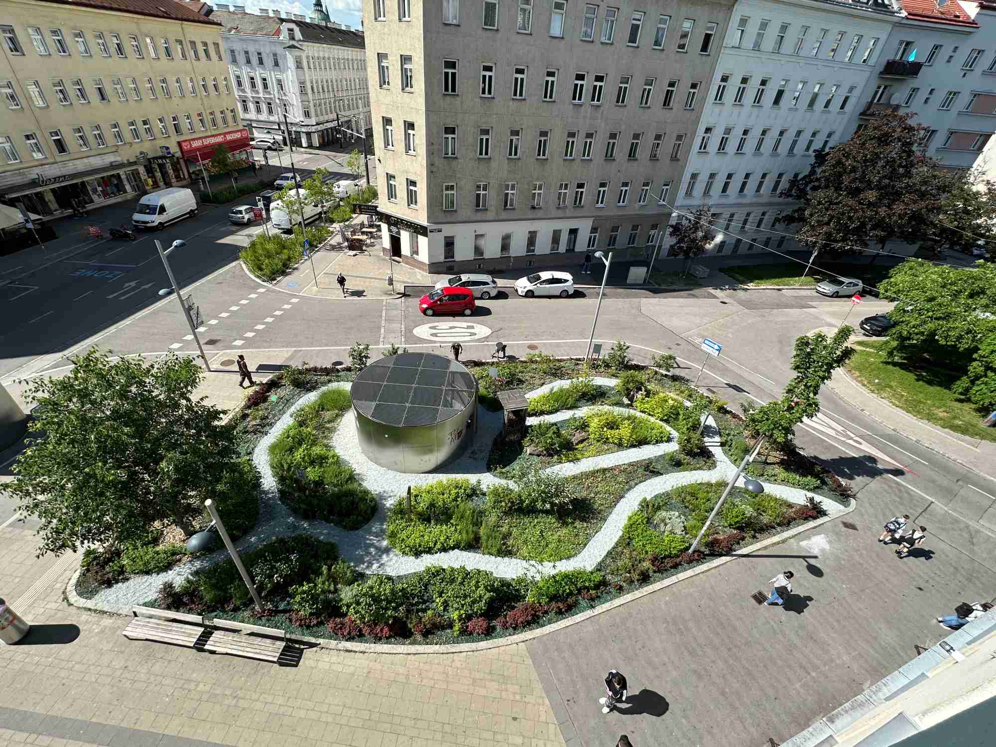 Arzneigarten grün und blühend aus Vogelperspektive