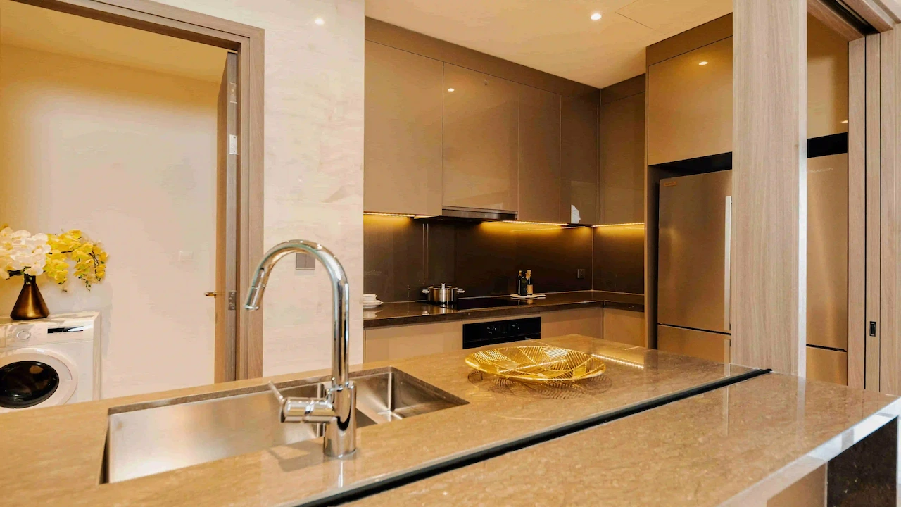 Phòng bếp rộng rãi trong căn hộ 3 phòng ngủ tại The Marq với nội thất hoàn thiện hiện đại